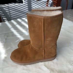 Koolaburra BY UGG SHORT SUEDE BOOT